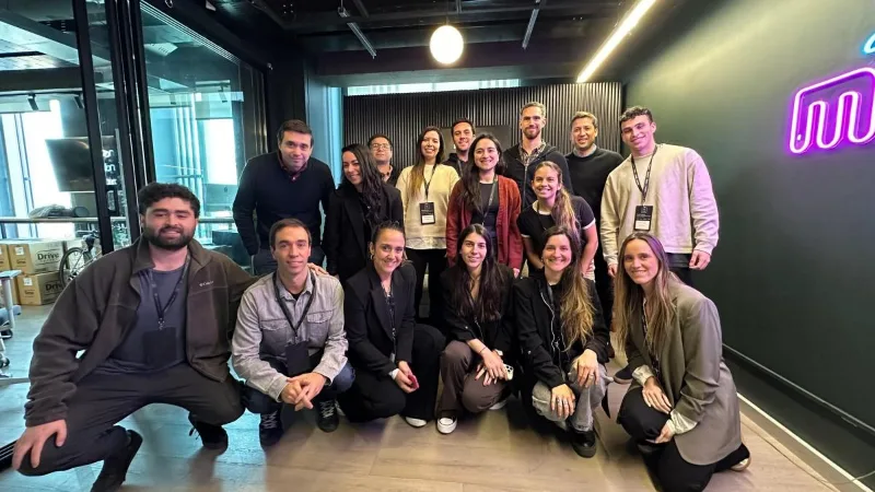 Los equipos de Wots y Moov Media Group reunidos en un encuentro de trabajo.